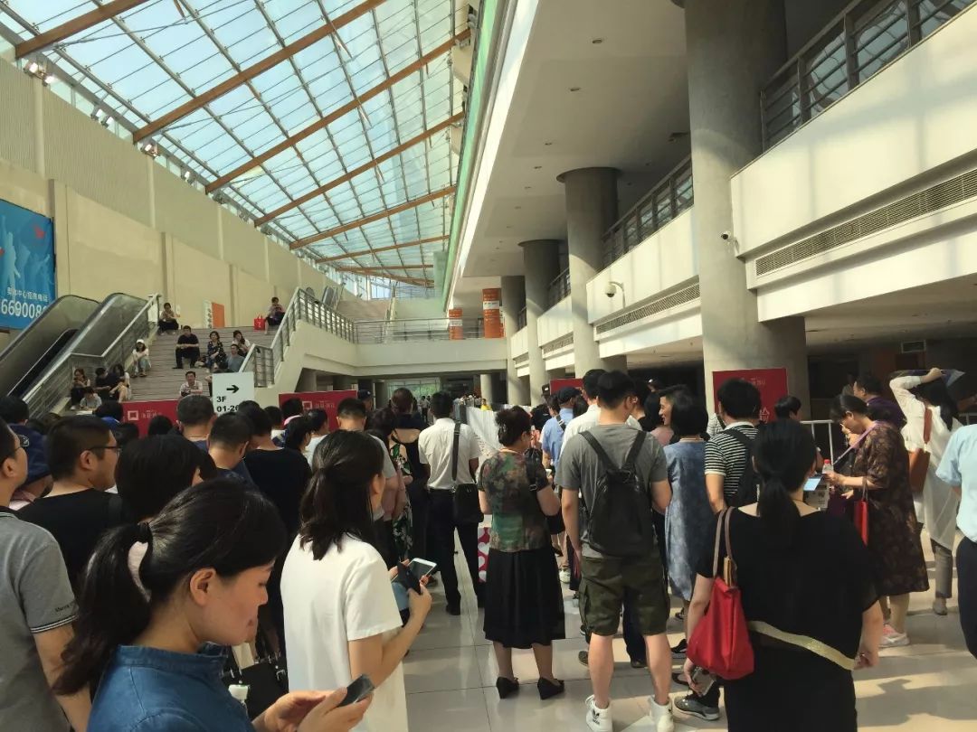 河西开盘：现场踢足球，弄错号码喊来警察，还有盘首付降至三成……