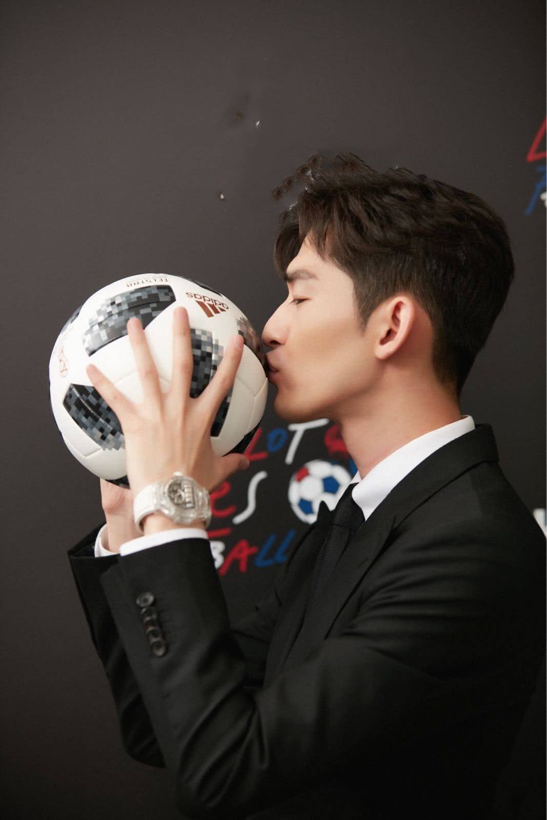 张翰出席商业活动助阵世界杯足球赛，一身红衣红裤帅气十足！