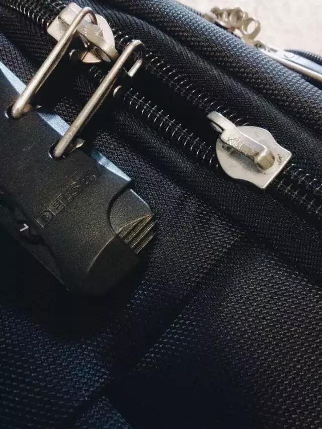 坐飞机时托运的行李都经历了什么,飞机行李托运经历了什么