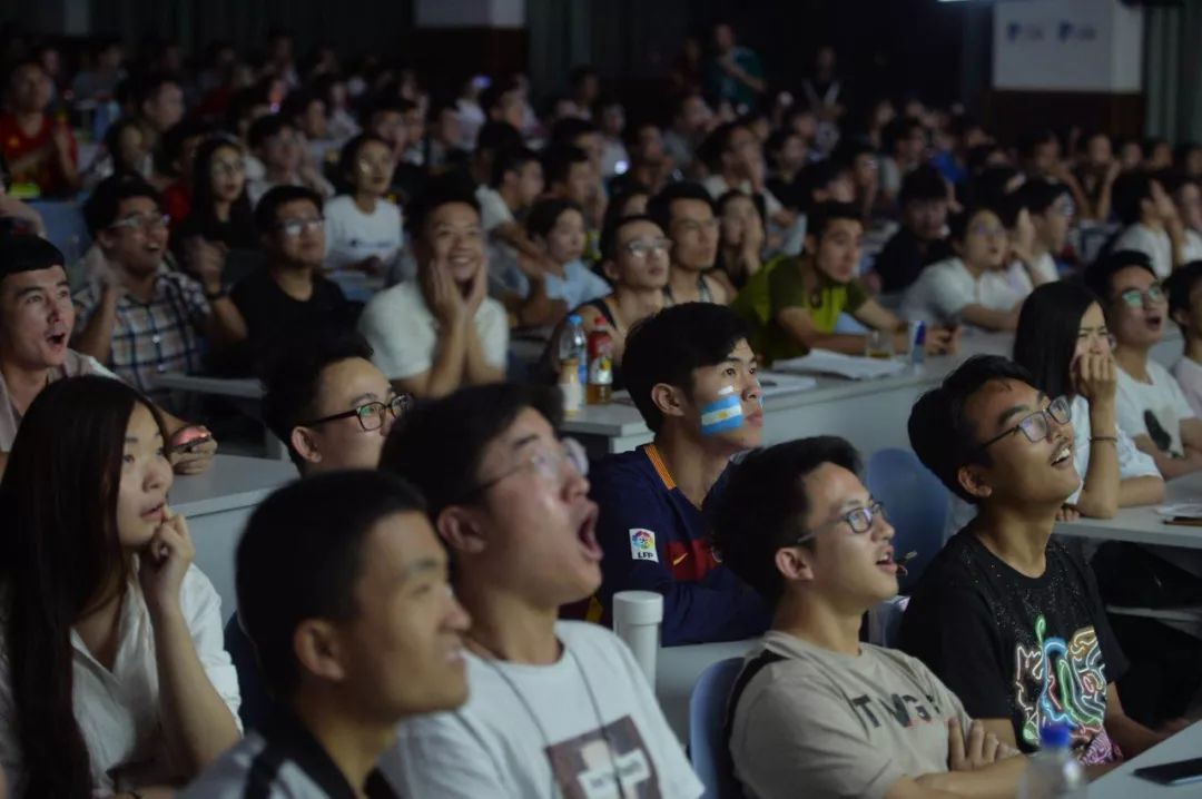 世界杯解说员白岩松,世界杯央视解说惹争议