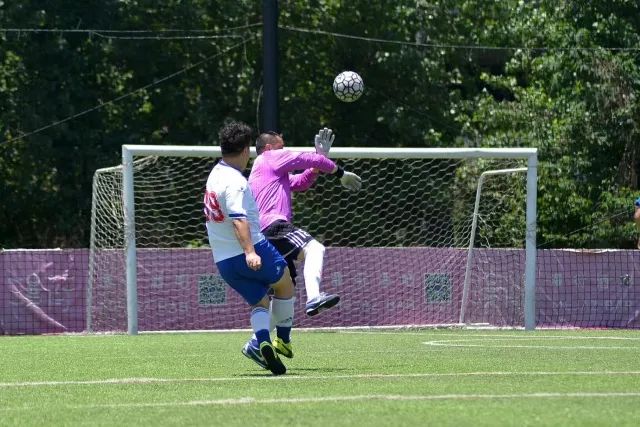 街头男孩踢足球,小县城踢野球的男人