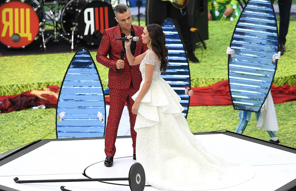 世界杯开幕式表演场面震撼,世界杯开幕式歌手当众竖中指