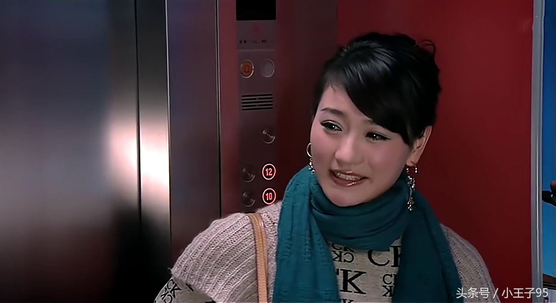 展博在电梯里第一次被美女搭讪要电话，结果却被误会成送外卖的