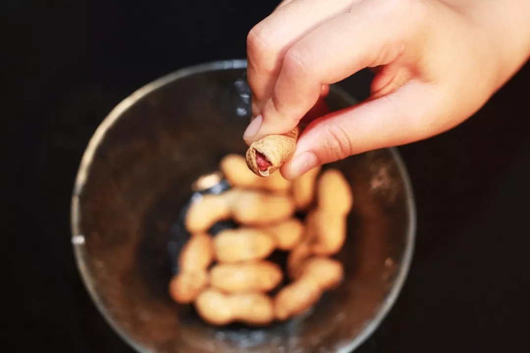 话梅花生里的话梅,花生和巧克力的碰撞