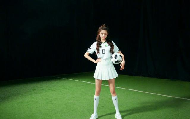 关晓彤踢足球的时候穿白裙,关晓彤踢足球比赛