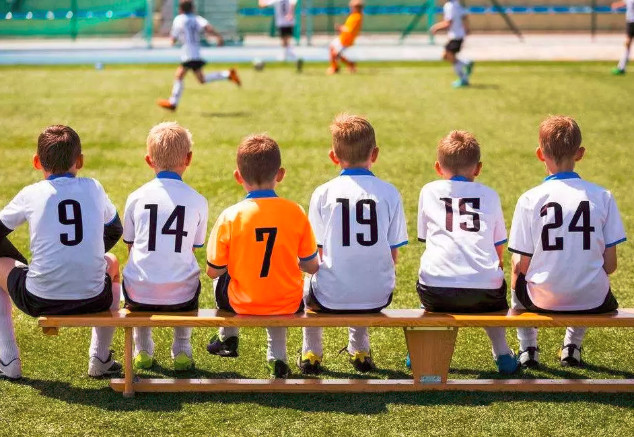 男孩子踢足球对升学有帮助吗,小学生踢足球对升学有帮助吗