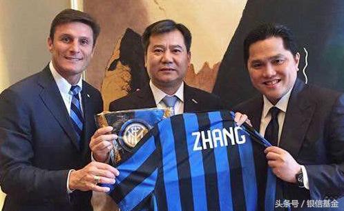 足球在绿茵场滚动,在绿茵场上肆意奔跑的快乐