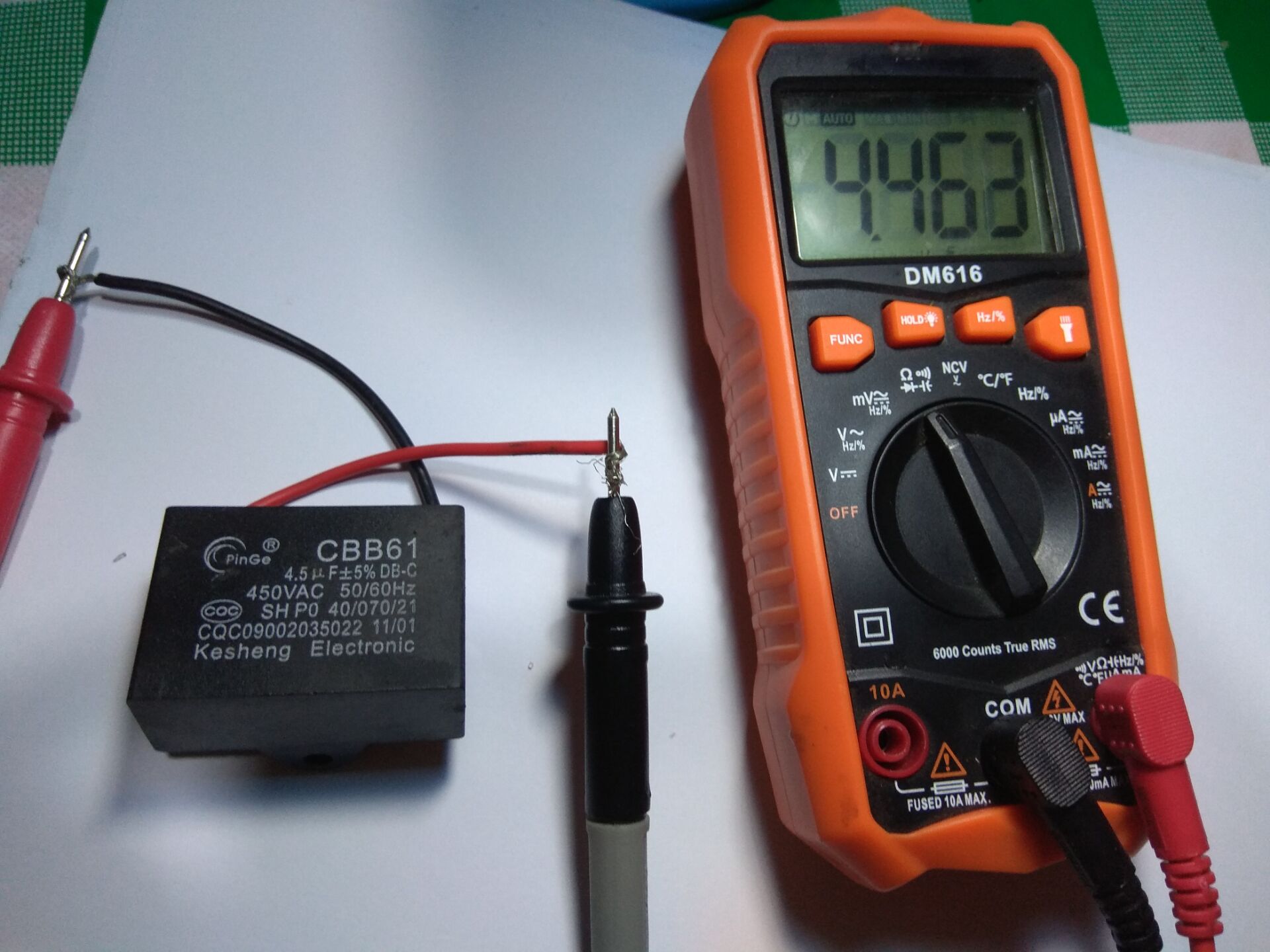 如何测量电容器电容值并判断好坏,万用表检测led电容分正负极吗