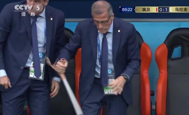 足球残疾球迷感动瞬间,乌拉圭74岁主帅为什么拄拐