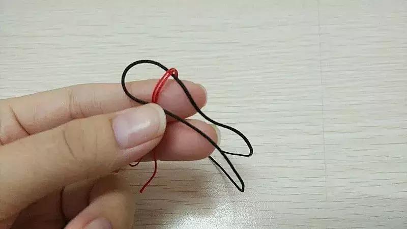 吊坠扣头绳子绑法,有金扣头的吊坠如何绑绳子