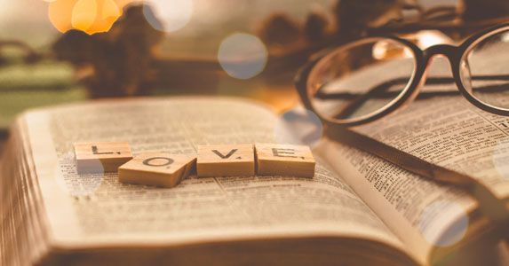 暗恋校草不敢表白他主动递纸条来,校草每天躲避女生送情书