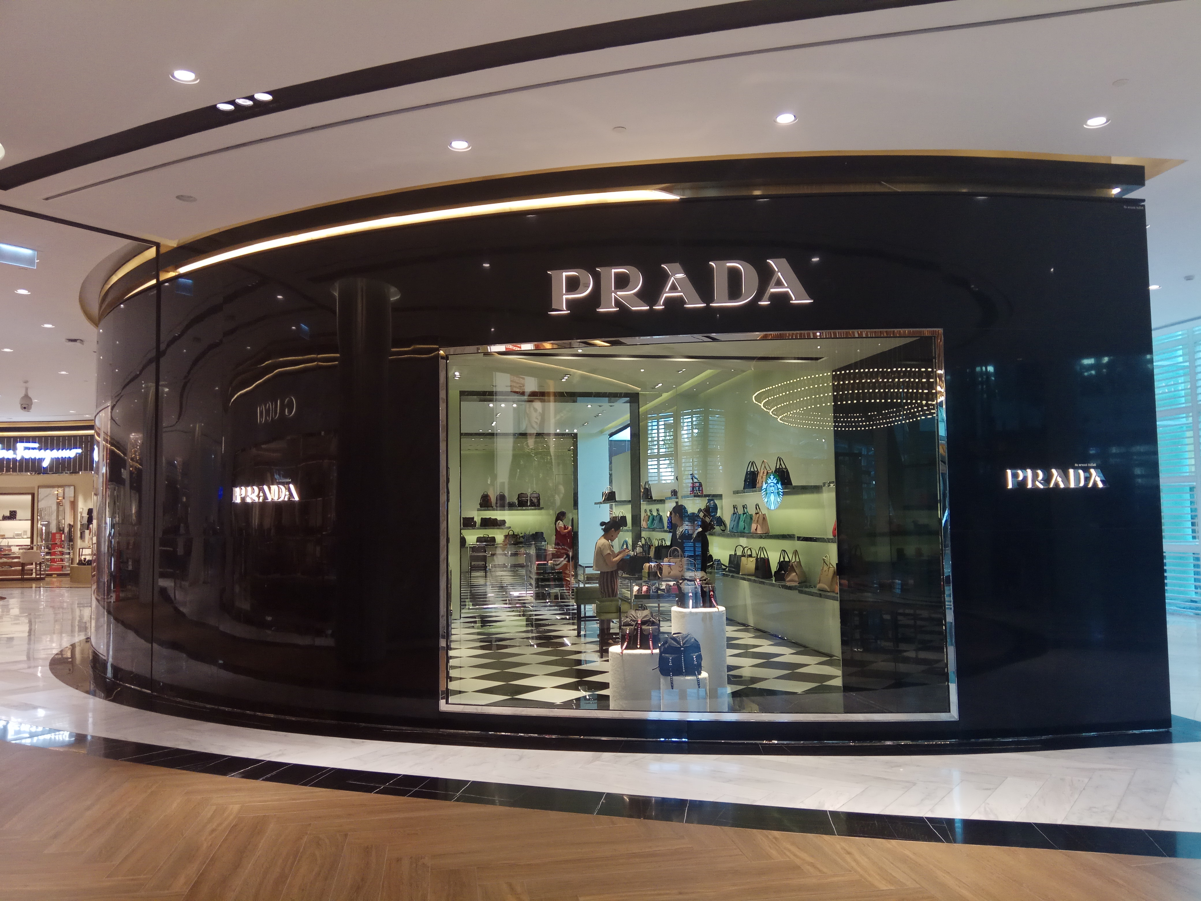 泰国王权免税店怎么免费接送,泰国王权免税店附近海鲜自助