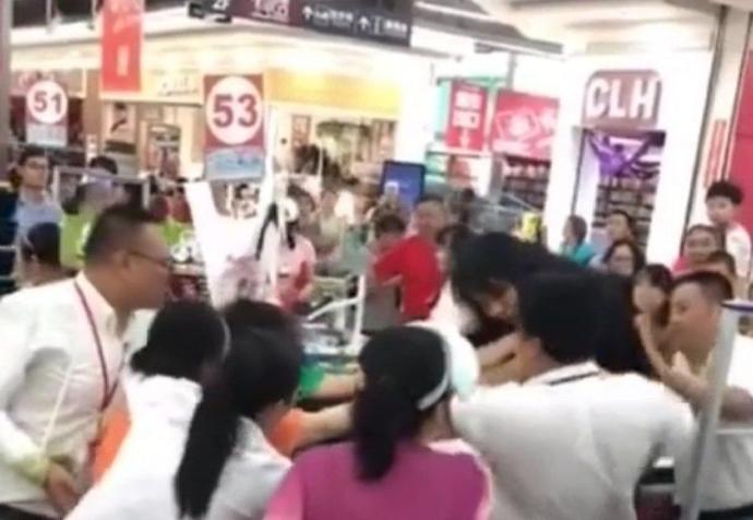 超市两名女员工打架,超市两名女人打架