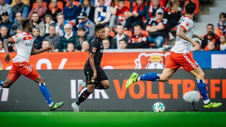 现场看球的伪球迷,足球场上最关键最不可替代的位置