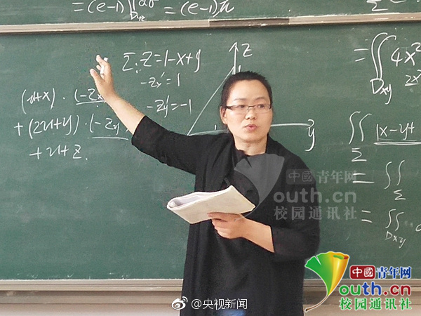 男生邀请奶奶走毕业红毯:她从小照顾我,最辛苦功劳最大