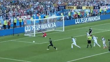 梅西点球被冰岛扑出,冰岛扑出梅西点球瞬间