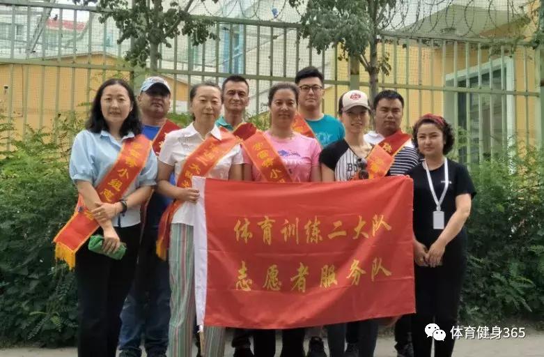 与爱同行志愿者行动,学雷锋活动日真情志愿者在行动