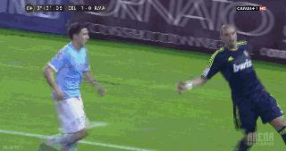 足球搞笑名场面手顶球,搞笑足球神操作