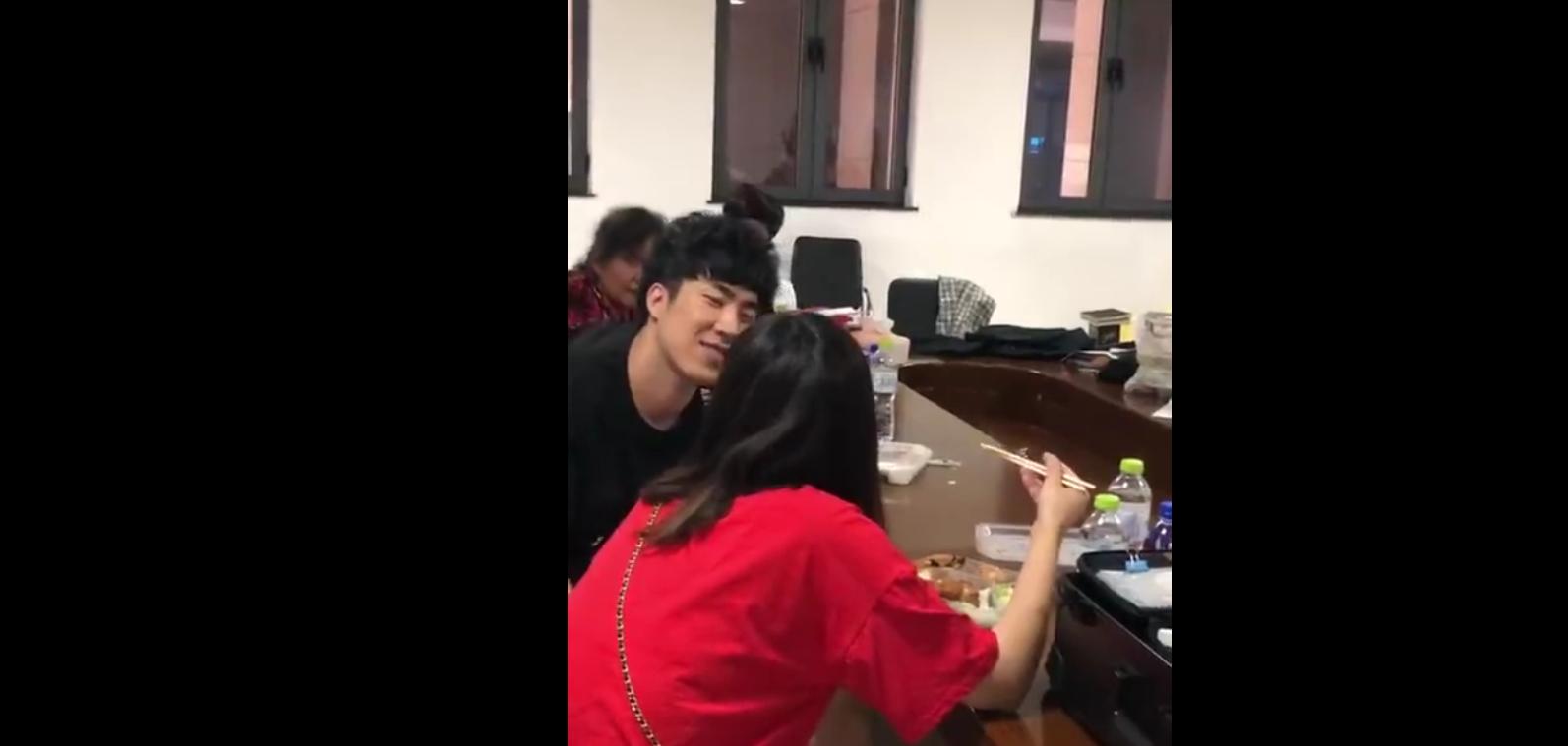 骚男你是怎么被弟弟亲到的！网友：又是一个女人！七七扎心