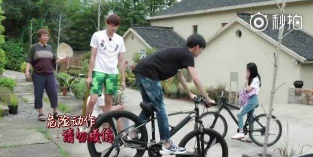 王俊凯王源和易烊千玺骑单车,tfboys王俊凯易烊千玺甩头