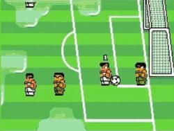 在这款比拼技巧的足球游戏中，所有玩家都努力“踢烂”对手的屁股