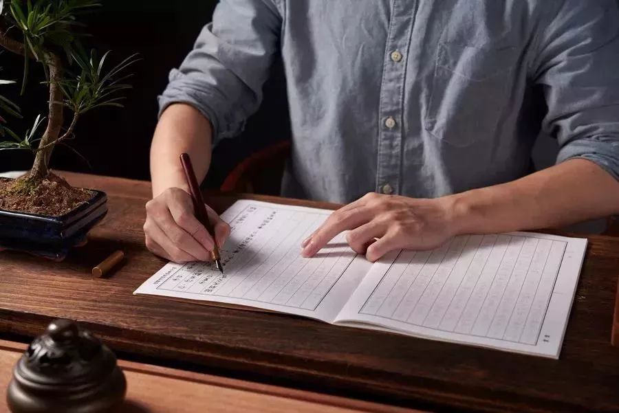 以出世的心态做人入世的心态做事,以出世的心做人以入世的心态做事