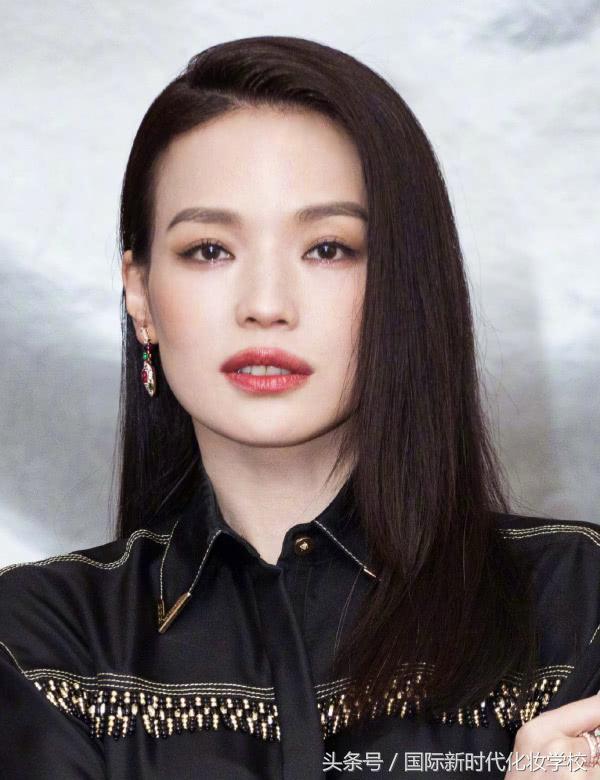 底妆无粉底怎么化干净服帖,明星磨皮底妆服帖的方法