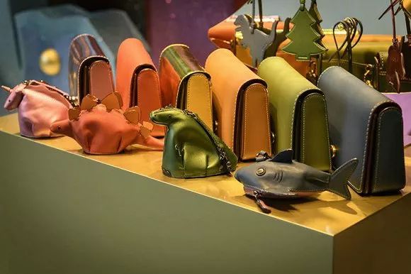 lv定制款狗狗包,lv上画熊猫的包