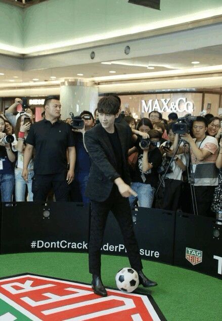 李易峰足球,李易峰把鹿晗当理想型