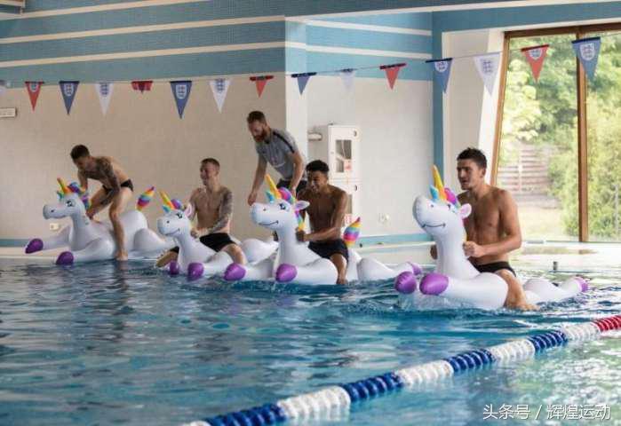 女球迷尖叫全场欢呼鼓掌,英格兰女球迷疯狂庆祝胜利