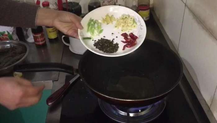 在家做油焖大虾原来这么简单,简单美食手把手教你在家油焖大虾