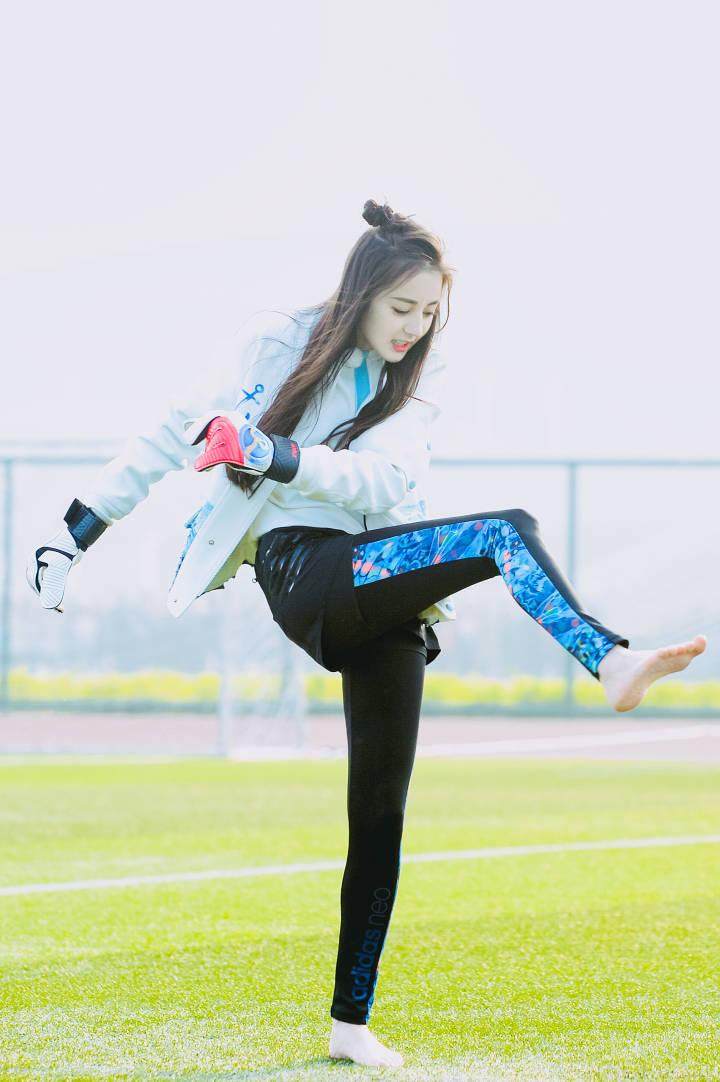 杨幂迪丽热巴黑色衣服,迪丽热巴穿杨幂同款卫衣现身