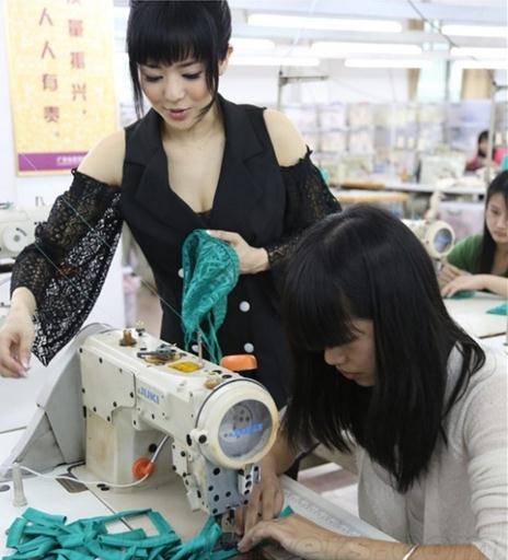 苍井空深夜心系世界杯，自爆老公也是球迷，爱球超过爱她