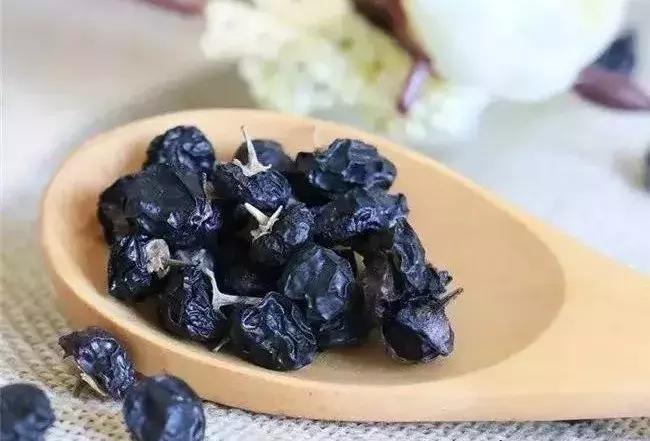 黑枸杞喝了真的能延缓衰老吗,黑枸杞泡水喝了对人体有哪些好处