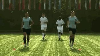 踢球注意脚不要受伤,踢球前热身多久合适