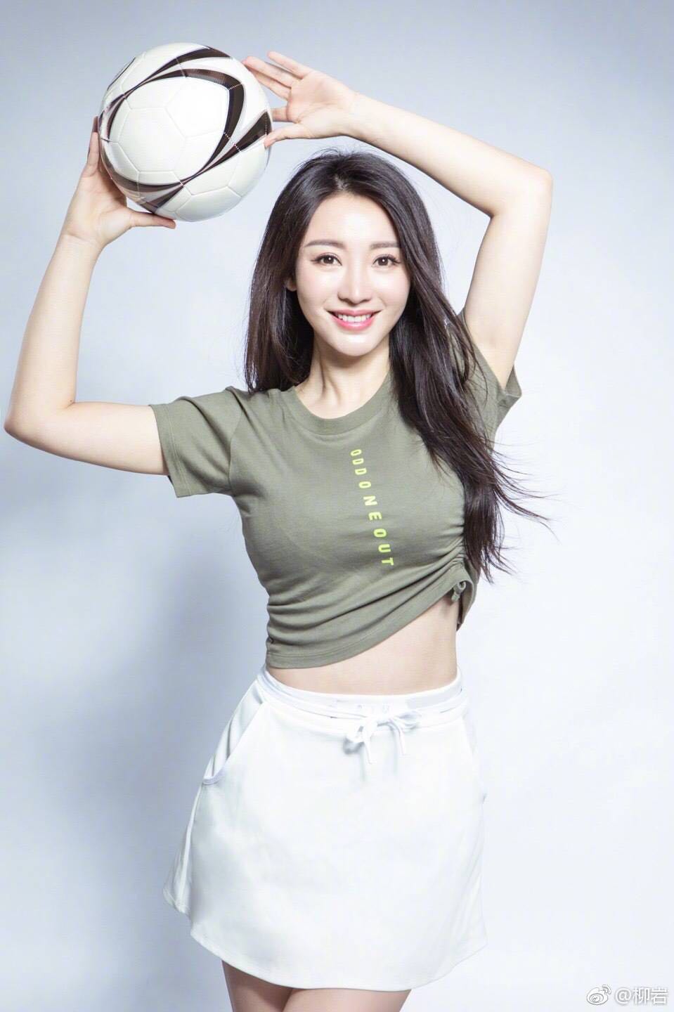 柳岩足球宝贝壁纸,柳岩10年前选秀照片曝出