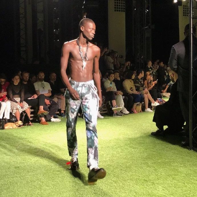 与Virgl合照，一天就能赚200w，是种什么样的体验？｜网红经济