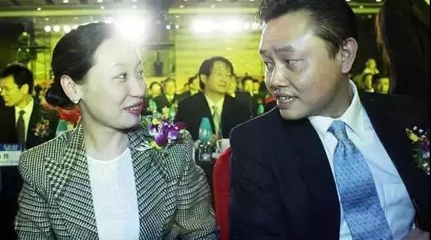 她2年还债8亿,三度把入狱丈夫捧上大陆首富,用一句话惹哭无数人