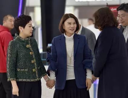 她2年还债8亿,三度把入狱丈夫捧上大陆首富,用一句话惹哭无数人