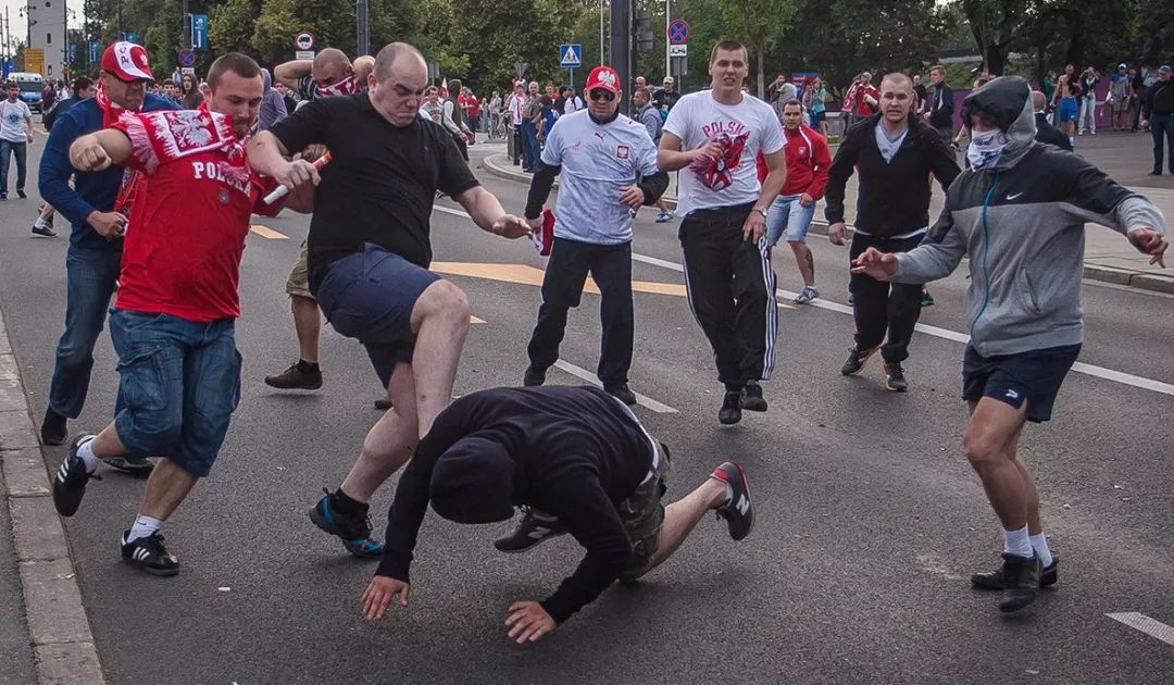 俄罗斯暴打英国足球流氓,俄罗斯足球怎么这么强