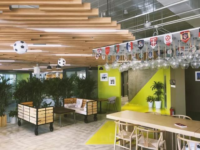 在公司露台看球！室内还是室外？pick一下