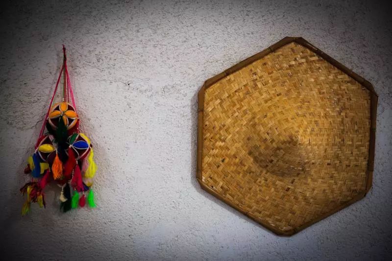 家里摆放凌乱废旧物品,家里的这些旧物别急着扔