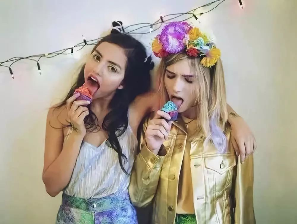 我们是茫茫人海中巧遇的相似灵魂,豆蔻年华里连结的双生花朵