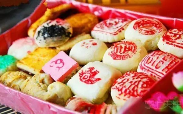 天津传统煎饼果子 (煎饼果子是天津人的小吃)