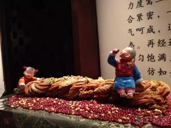 天津传统煎饼果子 (煎饼果子是天津人的小吃)