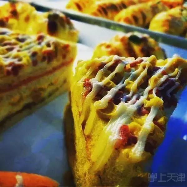 天津传统煎饼果子 (煎饼果子是天津人的小吃)