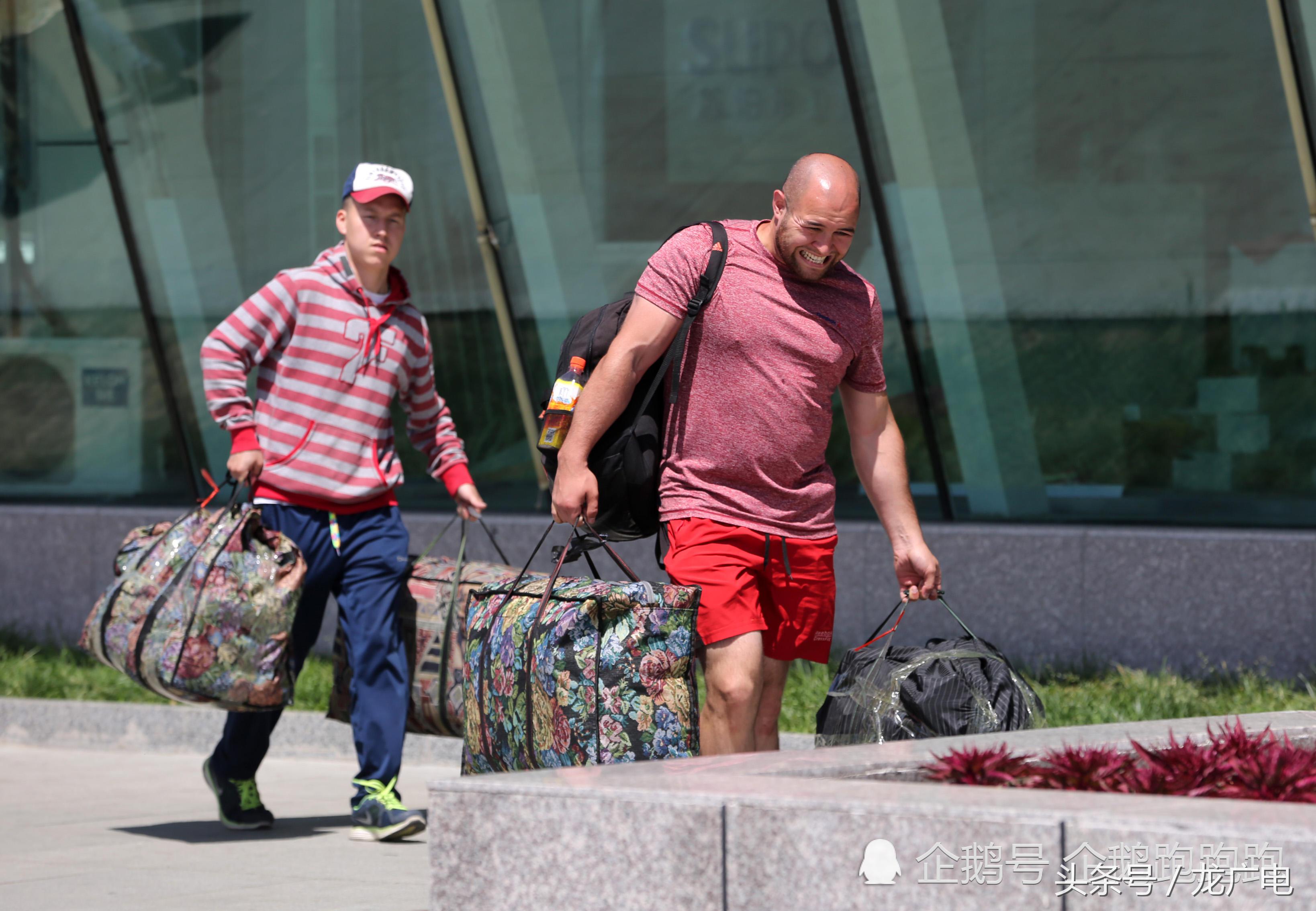 俄远东球迷不看世界杯，来中国边境小城当倒爷