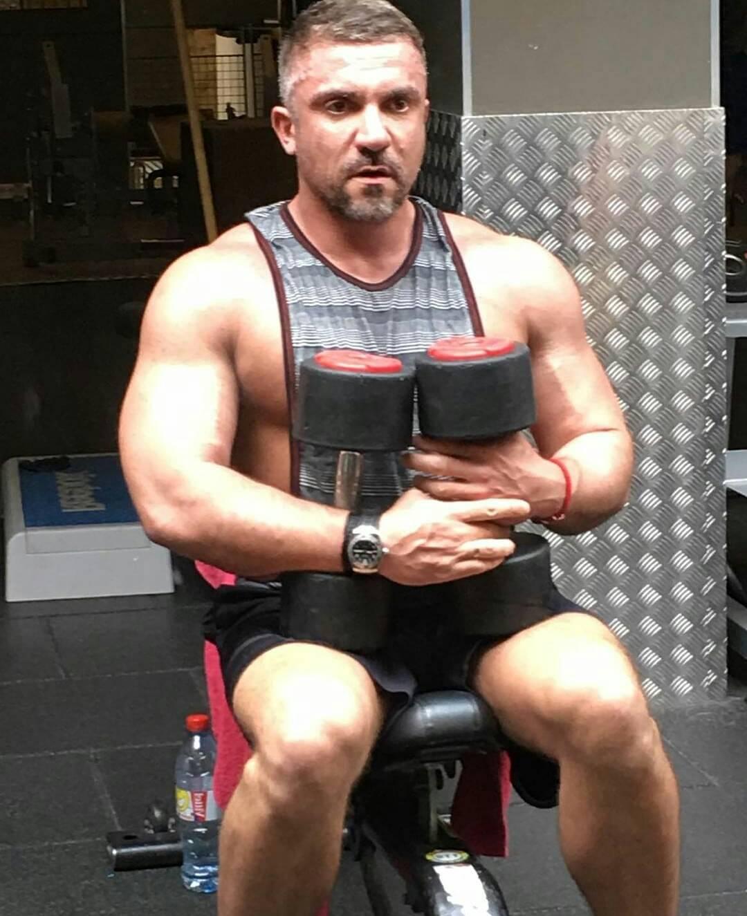 手臂太细锻炼方法,手臂细怎么练出麒麟臂