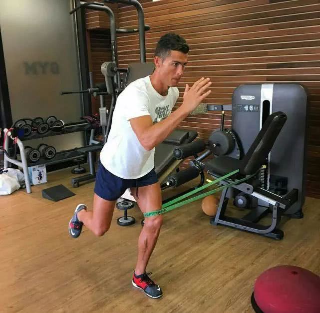 33岁C罗为啥这么强：举了23吨杠铃苦行僧食谱坚持十年