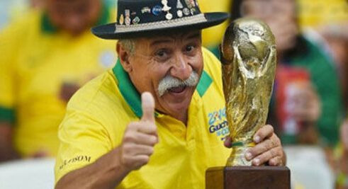 巴西球迷金杯老爷爷落泪,巴西球迷金杯爷爷来过中国吗